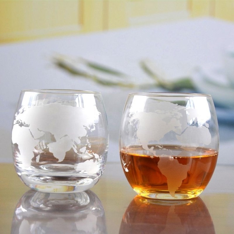 Kalite Globe Design Etched Handmade Whiskey Glass , Whiskey Tasting Glasses For Restaurant Fabrika