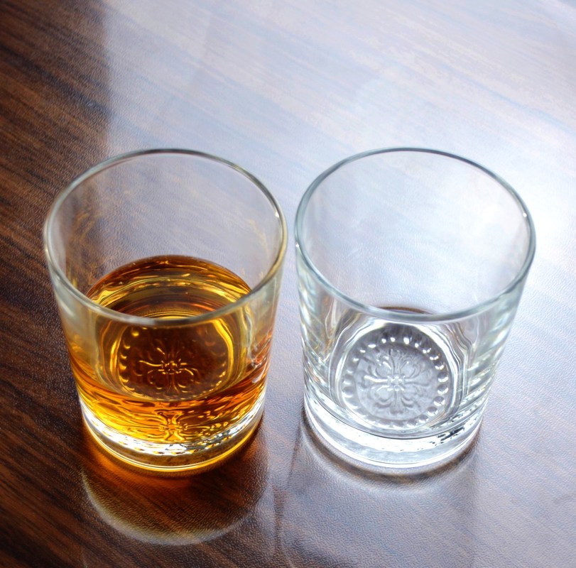 Kalite Wholesale Concise Tumbler Drinking Glasses Customized Embossed Flower Pattern Double Old Fashion Glass Cup Fabrika