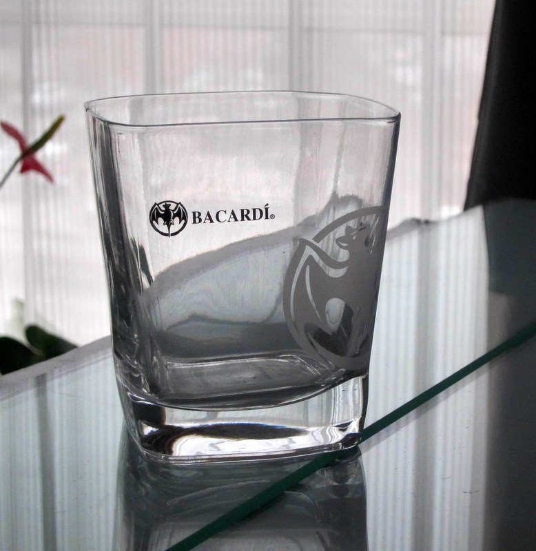 Kalite Customize Print Logo Bacardi Whiskey Tumbler Glass , Square Whiskey Glasses Fabrika