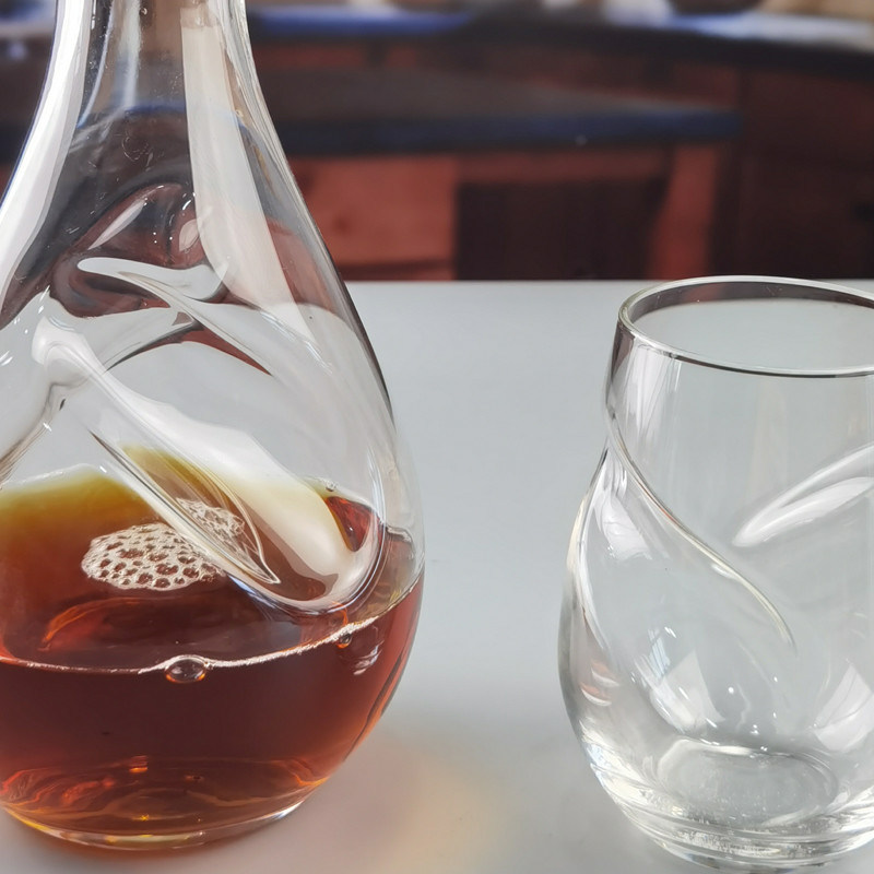 Kalite 750ml SGS Aerating Crystal Wine Decanter With Twisted Swirling Design Fabrika