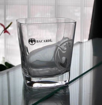 Kalite Customize Print Logo Bacardi Whiskey Tumbler Glass , Square Whiskey Glasses Fabrika