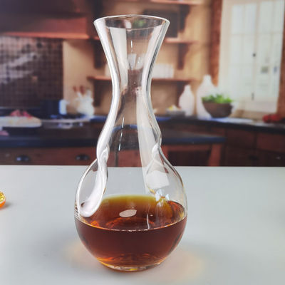 Kalite 750ml SGS Aerating Crystal Wine Decanter With Twisted Swirling Design Fabrika